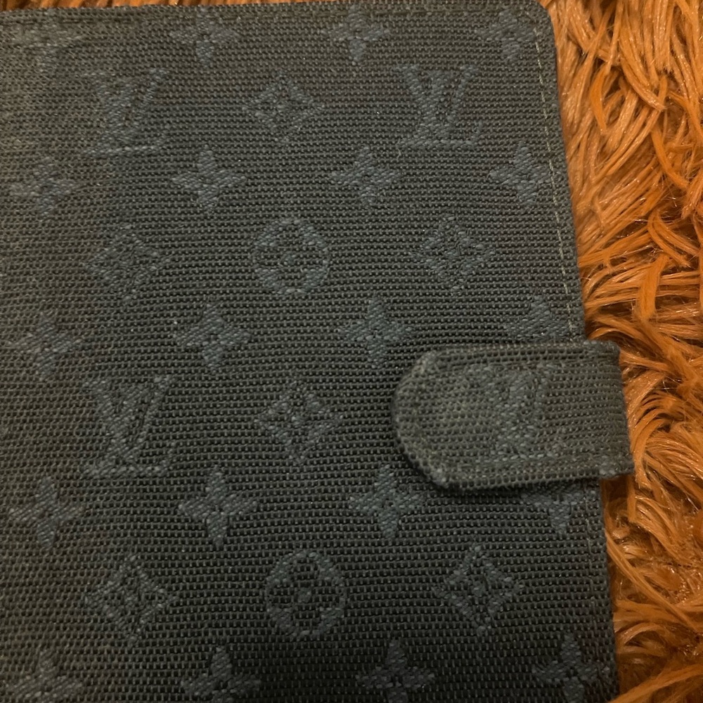 Authentic Louis Vuitton Agenda - Picture 2 of 8